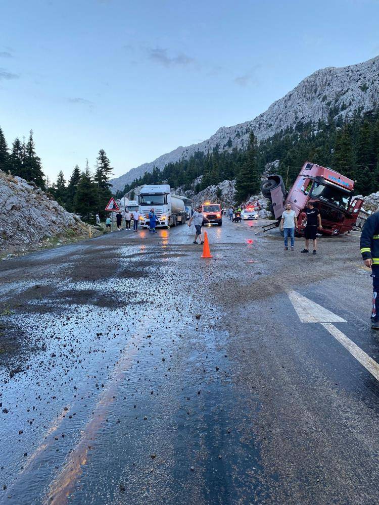 Devrilen tanker nedeniyle kapanan Konya - Antalya yolu açıldı 5